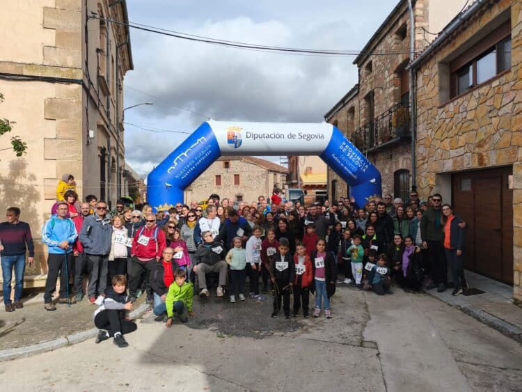 Veganzones se llena de solidaridad con una jornada a favor de la Asociación Parkinson Segovia 1 Concentración de todos los participantes en la meta tras finalizar la marcha / CENTRO CULTURAL SANTA ÁGUEDA