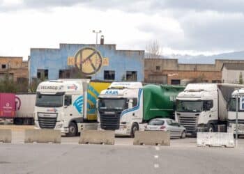 Camiones aparcados en el Centro de Transportes de Segovia. Kamarero.
