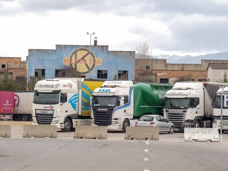 Camiones aparcados en el Centro de Transportes de Segovia. Kamarero.