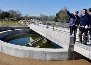 Fernández Mañueco y Suárez-Quiñones visitan las obras de una depuradora incluída en el plan de gestión integral del agua.