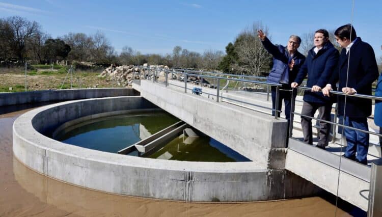 Fernández Mañueco y Suárez-Quiñones visitan las obras de una depuradora incluída en el plan de gestión integral del agua.