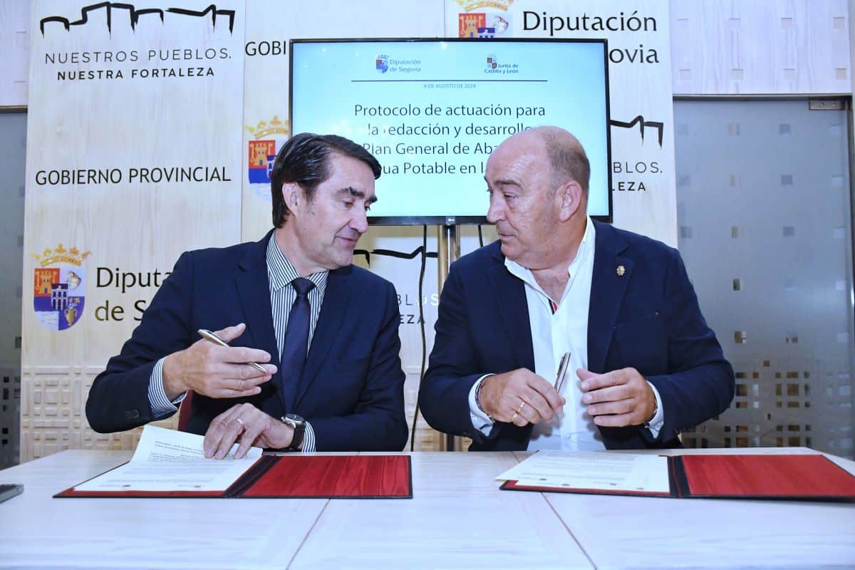 El consejero Suárez Quiñones y el presidente de la Diputación de Segovia, De Vicente Martín, firman un acuerdo de colaboración.