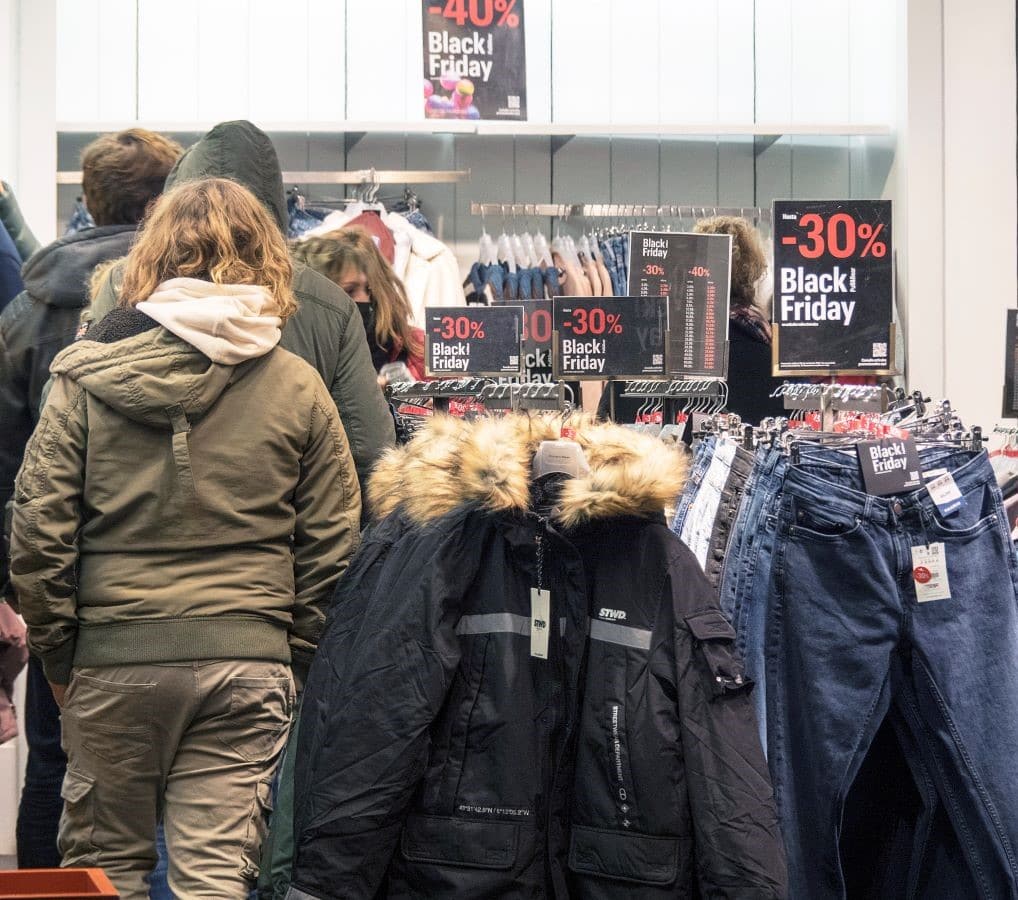 Imagen de archivo del interior de un comercio segoviano con descuentos.