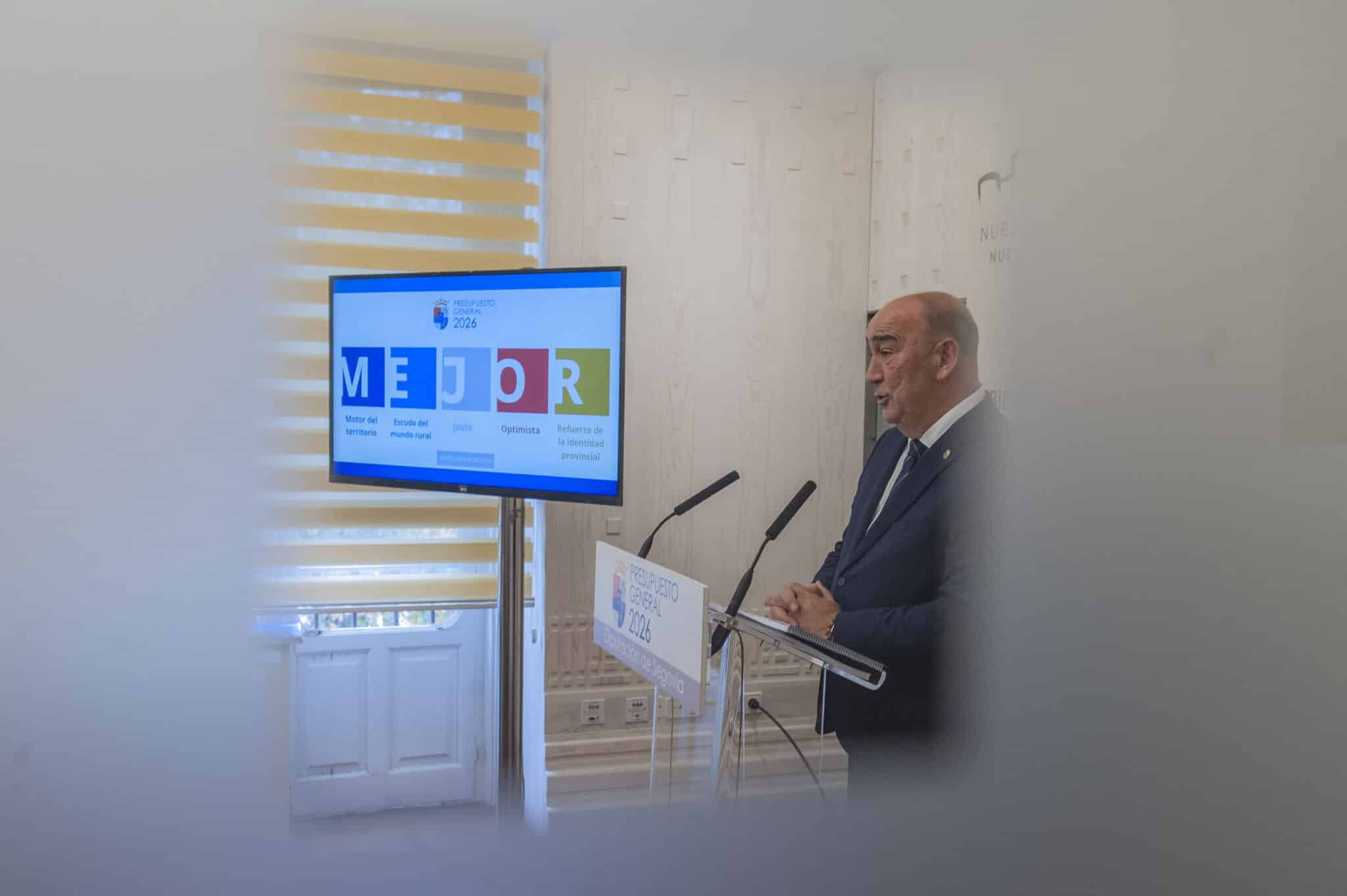 La Diputación presenta una propuesta de presupuesto de 92,8 millones de euros, un 3% más que en el 2025 3 El presidente de la Diputación, Miguel Ángel de Vicente, explica el presupuesto./ D.S.