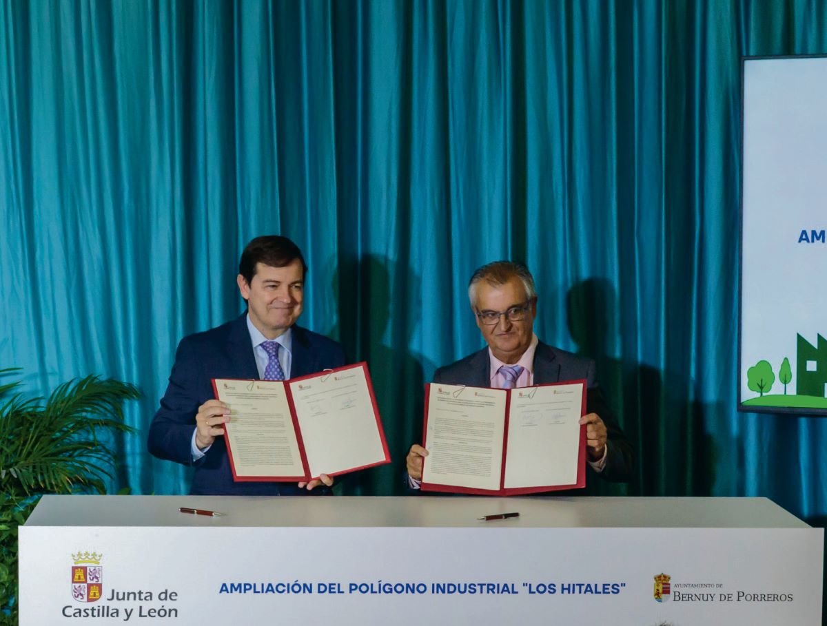 El presidente de la Junta de Castilla y León, Alfonso Fernández Mañueco, y el alcalde de Bernuy de Porreos, Adolfo Santamaría, firman la ampliación de Los Hitales.