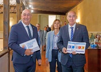 El presidente de la Diputación, Miguel Ángel de Vicente, y el diputado de Hacienda, Óscar del Moral, dan a conocer el Presupuesto de 2026. N. VALVERDE - ICAL.