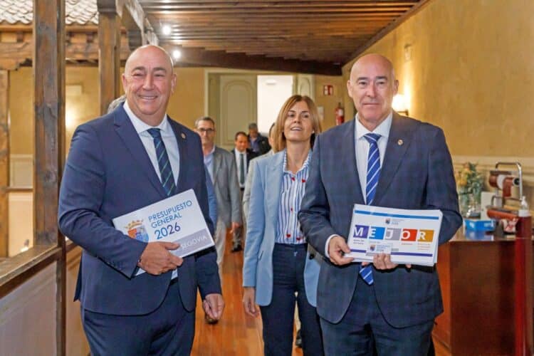 La Diputación aumenta el esfuerzo inversor en los pueblos de la provincia hasta el 42% 1 El presidente de la Diputación, Miguel Ángel de Vicente, y el diputado de Hacienda, Óscar del Moral, dan a conocer el Presupuesto de 2026. N. VALVERDE - ICAL.