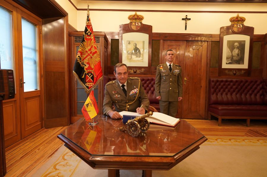 Firma del teniente general Campo Loarte en el Libro de Honor.