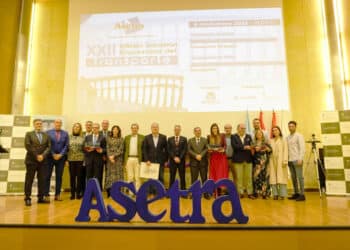 Foto de familia de los premiados y autoridades ayer en la Sala Caja Segovia.