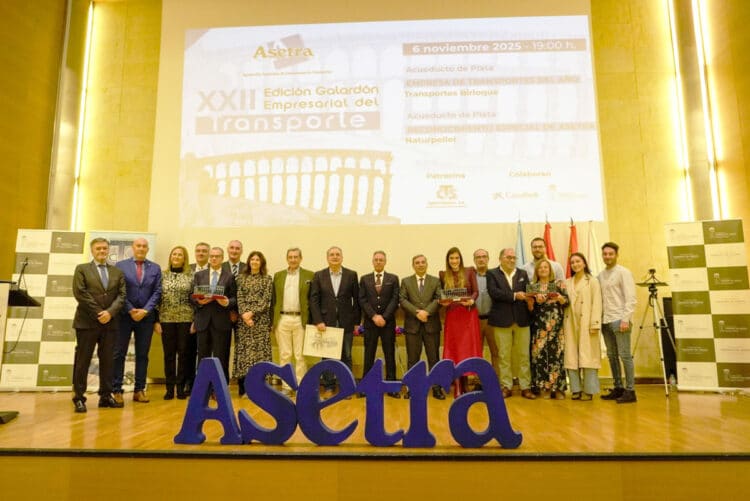 Foto de familia de los premiados y autoridades ayer en la Sala Caja Segovia.