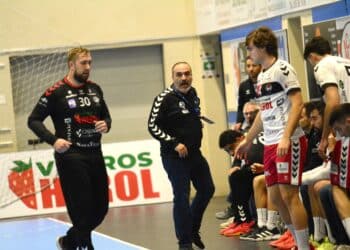 Patotski enfila el banquillo para dar entrada a Brais en un momento de un encuentro./ AMADOR MARUGÁN