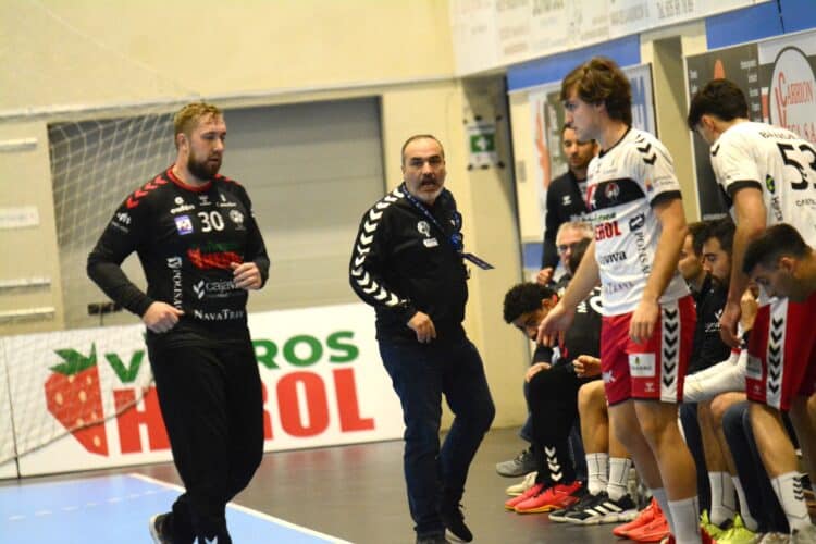 El Balonmano Nava, a un punto de la salvación 1 Patotski enfila el banquillo para dar entrada a Brais en un momento de un encuentro./ AMADOR MARUGÁN