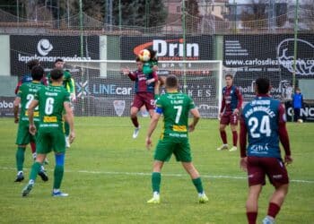 Diego Campo intenta hacerse con un balón aéreo ante la oposición de un jugador del Astorga. / HÉCTOR CRIADO