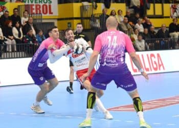 David Fernández intenta progresar pese a la oposición de un contrario./ AMADOR MARUGÁN