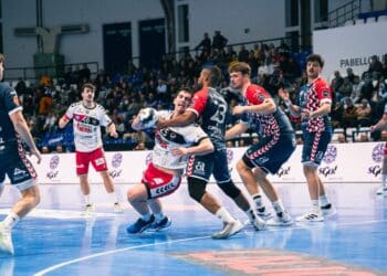 Iosu Arzoz intenta zafarse de la marca de un jugador del Horneo Alicante para lanzar desde los seis metros./ ISMAEL CORBÍ