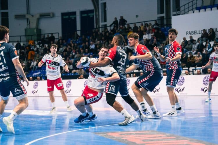 (38-35) El BM Nava pierde el partido y los nervios en Alicante 1 Iosu Arzoz intenta zafarse de la marca de un jugador del Horneo Alicante para lanzar desde los seis metros./ ISMAEL CORBÍ