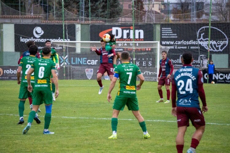 Diego Campo intenta hacerse con un balón aéreo ante la oposición de un jugador del Astorga. / HÉCTOR CRIADO
