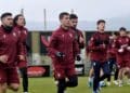 Manu lidera al grupo en la carrera continua con la que el equipo inició un entrenamiento./ JUAN MARTÍN-G. SEGOVIANA