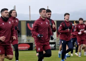 Manu lidera al grupo en la carrera continua con la que el equipo inició un entrenamiento./ JUAN MARTÍN-G. SEGOVIANA