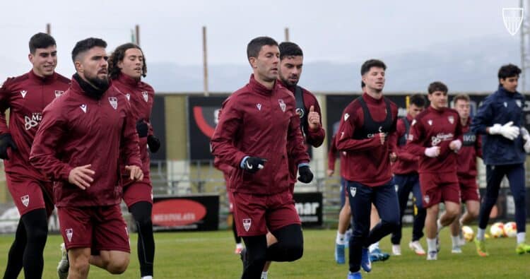 Manu lidera al grupo en la carrera continua con la que el equipo inició un entrenamiento./ JUAN MARTÍN-G. SEGOVIANA