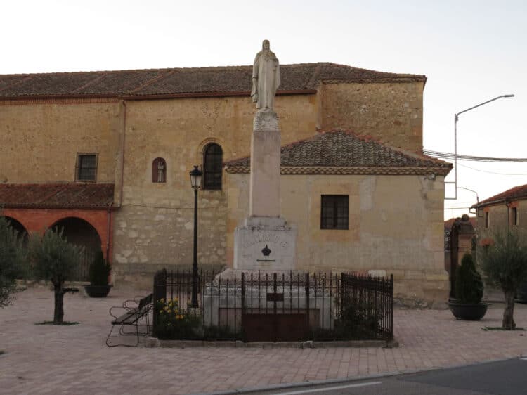 Cristo Rey de Veganzones, obra de Florentino Trapero 1 Cristo Rey de Veganzones. Fotografía: Manuel de la Peña Borreguero.