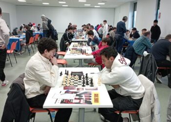 Daniel Eduardo Gómez (i) y Alberto Bernardo (d), en una de las partidas más igualadas de la jornada./ E.A.