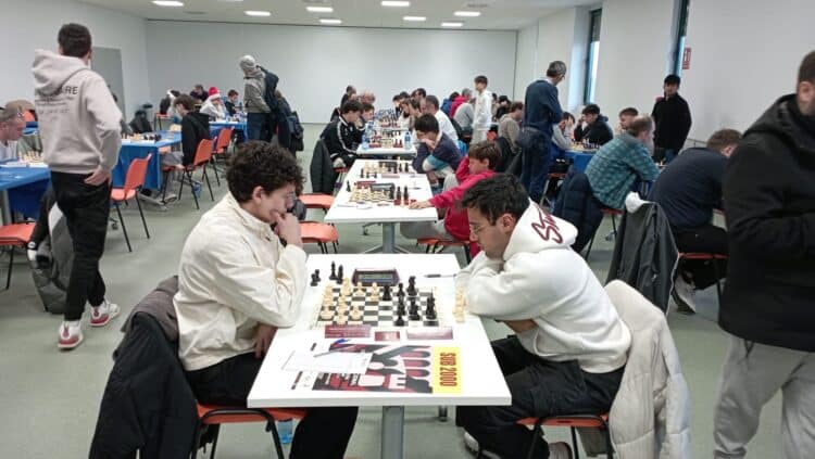 Daniel Eduardo Gómez (i) y Alberto Bernardo (d), en una de las partidas más igualadas de la jornada./ E.A.