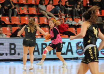 Lorena García, durante el encuentro que El Cochinillo jugó ante la Universidad de Burgos./ SPORDEPORTE