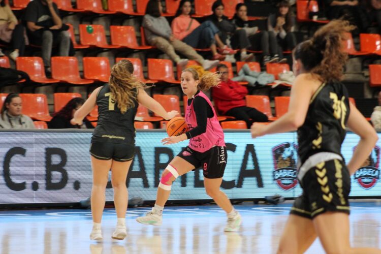 El Cochinillo mantiene su línea positiva en León 1 Lorena García, durante el encuentro que El Cochinillo jugó ante la Universidad de Burgos./ SPORDEPORTE