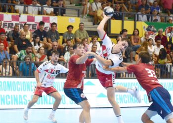 Otero entra hasta los seis metros en el encuentro amistoso jugado por Nava y Logroño./ AMADOR MARUGÁN