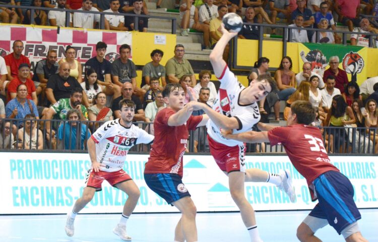 El BM Nava quiere trasladar su mejoría al casillero de puntos 1 Otero entra hasta los seis metros en el encuentro amistoso jugado por Nava y Logroño./ AMADOR MARUGÁN