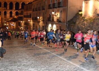 Atletas subiendo por la calle San Juan en una pasada San Silvestre. / E.A.