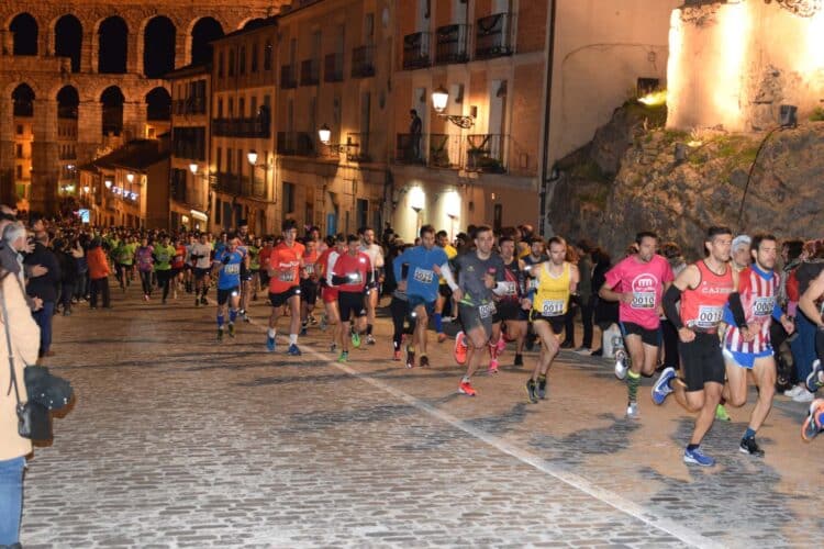 Atletas subiendo por la calle San Juan en una pasada San Silvestre. / E.A.