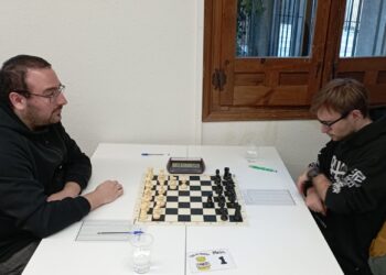 Eduardo, con blancas, comenzando la partida. / DELEGACIÓN