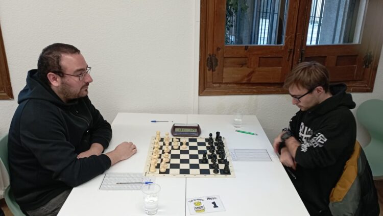 Eduardo Cáceres lidera el Torneo de Ajedrez UNED después de tres rondas 1 Eduardo, con blancas, comenzando la partida. / DELEGACIÓN