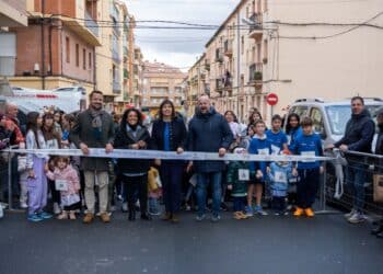Los invitados al corte de la cinta, momentos antes de la carrera./ HÉCTOR CRIADO