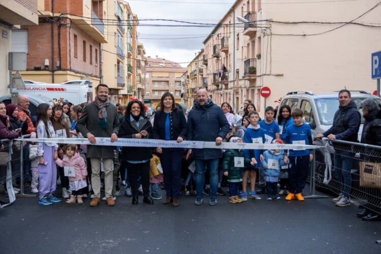 Récord de participación en la VIII Carrera Escolar Navideña del Villalpando 1 Los invitados al corte de la cinta, momentos antes de la carrera./ HÉCTOR CRIADO
