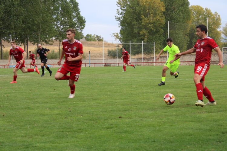 Doloroso tropiezo del Turégano ante el San José 1 Joaquín conduce la pelota durante un encuentro del Turégano en la presente temporada./TURÉGANO CF