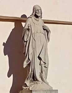 Cristo Rey de Veganzones, obra de Florentino Trapero 2 Cristo Rey en el patio escolar de la MM. Jesuitinas de Segovia.