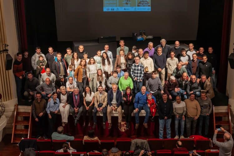 La Diputación entrega los premios de sus circuitos provinciales 1 Foto de familia de los premiados en la entrega celebrada en el Teatro Juan Bravo. / DIPUTACIÓN