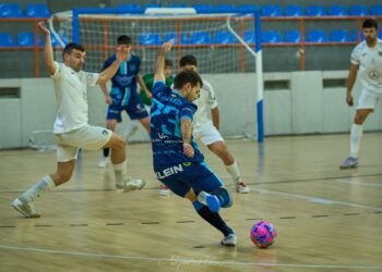 Callejo intenta el lanzamiento a portería durante el encuentro del CD Valverde frente al Ínter Sala./ CD VALVERDE