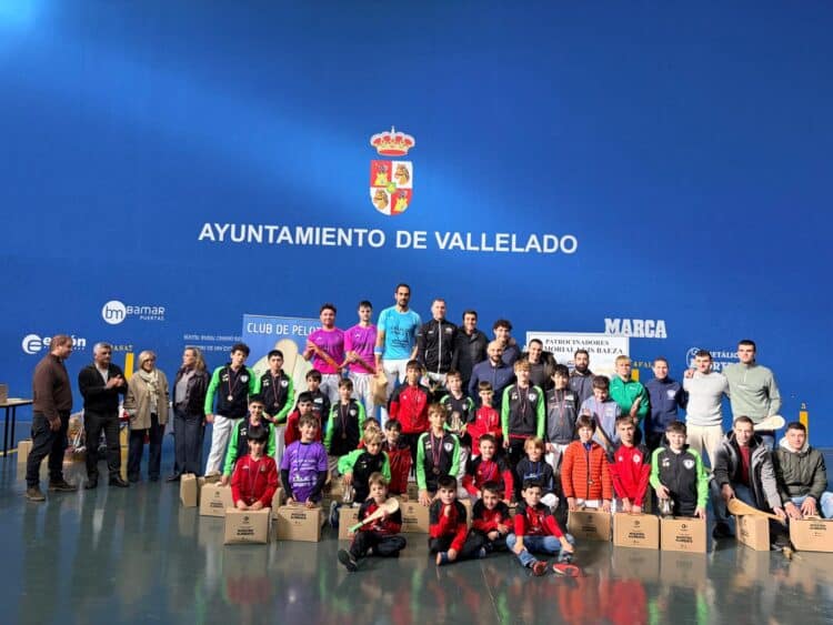 Foto de familia de los ganadores y los participantes de la décima edición del Memorial Luis Baeza en Vallelado./ CP VALLELADO