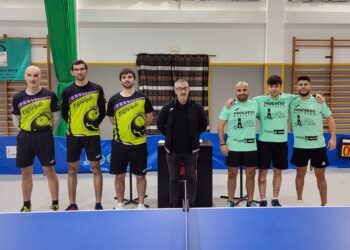 Los protagonistas del encuentro jugado en Móstoles, junto con el árbitro. / SEGHOS