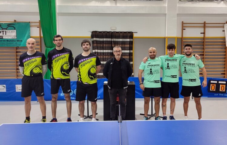 Derrota por la mínima del Seghos en Móstoles (4-3) 1 Los protagonistas del encuentro jugado en Móstoles, junto con el árbitro. / SEGHOS