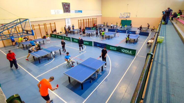Un momento del torneo que se llevó a cabo en la pista del pabellón Enrique Serichol./ E.A.