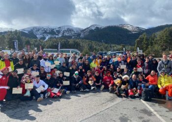 Fotos de familia de los participantes en la actividad de esquí organizada por la UVa a comienzos de 2025. / UVA