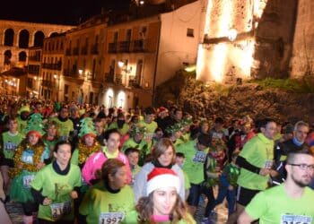 Corredores subiendo la calle San Juan en una pasada edición de la carrera./ E.A.