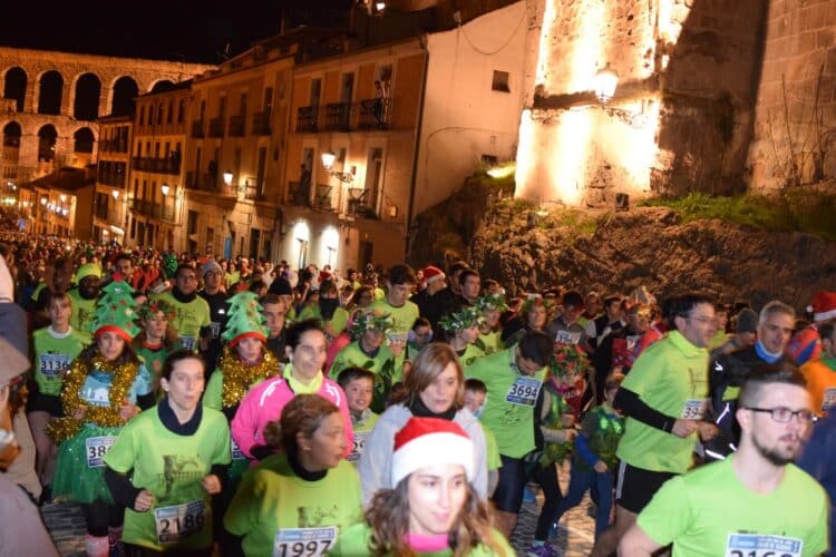 Corredores subiendo la calle San Juan en una pasada edición de la carrera./ E.A.