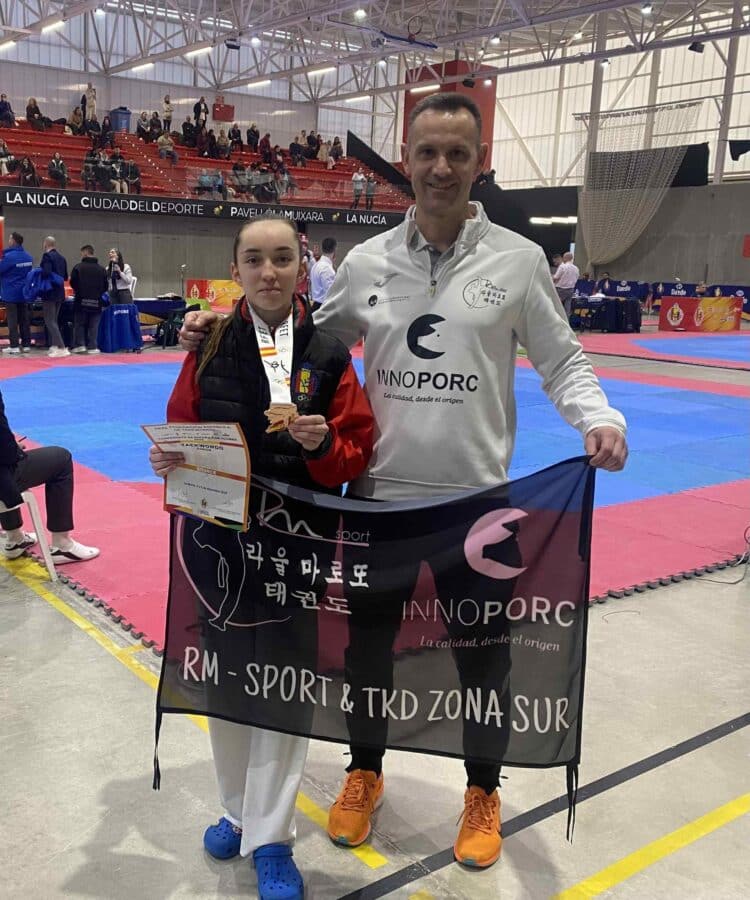 Amaya Llorente, bronce junior en el Nacional por clubes 1 Amaya Llorente, junto a Raúl Maroto./ RM-SPORT