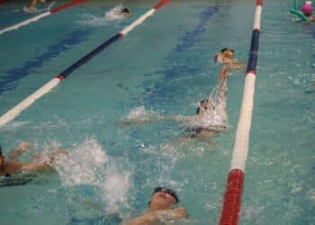 Jóvenes nadando en la piscina climatizada José Carlos Casado./ E.A.